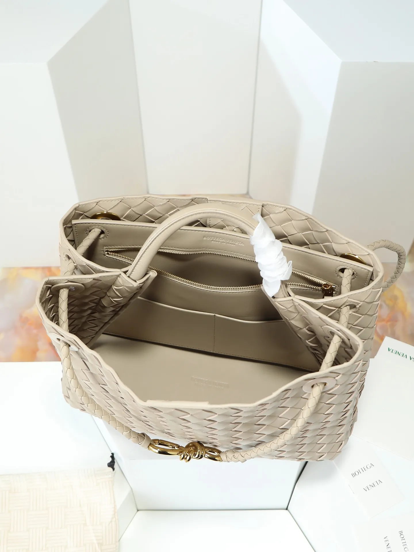 1550. Andiamo is shipping‼ ️Really popular🔥The new Andiamo woven handbag launched by Bottega Veneta this season is really popular all over the world! ! Celebrities at home and abroad have worn it, and Oscar-winning actress Michelle Yeoh has taken it out on the street. Song Jia, Trai Yala, Yu Feihong, Sanji Ayaka, Rosie Hunting-Whiteley, Yoshioka Riho, etc. have all worn this bag. It is classic and versatile and shows off your temperament, and the bag capacity is also large, which is very convenient for daily commuting! ! A variety of carrying methods, the shoulder straps can be adjusted by yourself, the original lambskin feels soft and delicate, and the unisex style breaks gender boundaries and brings a more practical and longer-lasting use experience. Andiamo, which has both elegant and casual styles, perfectly interprets the true appearance of "fashionable old money style". Style number: 766016 Size: 32*24*12